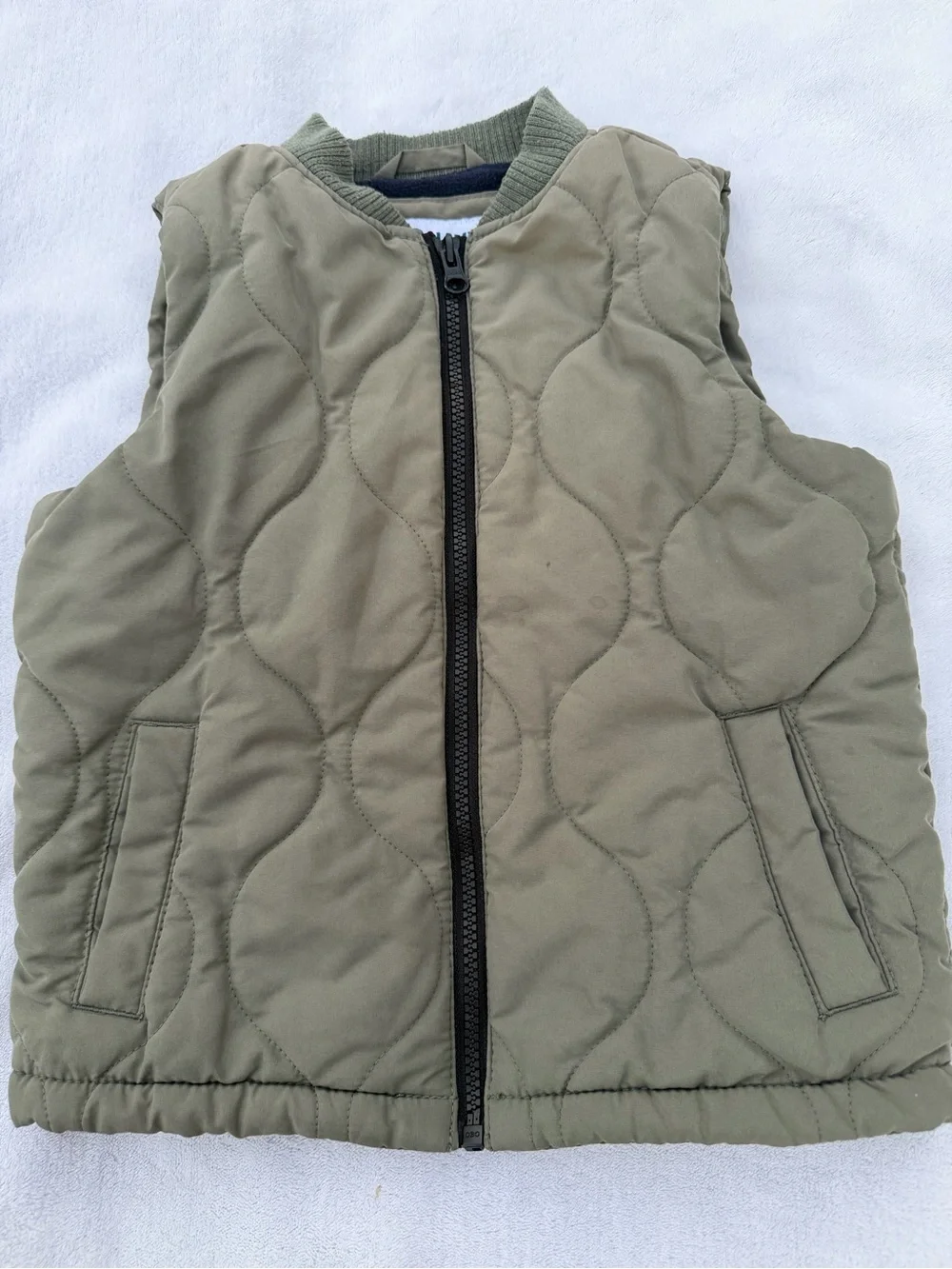 Old Navy Quilted Vest in Olive Size 5